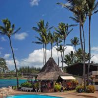 ein Resort mit Swimmingpool und Palmen in der Unterkunft Napili Shores - Ocean Front Ground Floor in Kahana