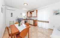 Kuchyňa alebo kuchynka v ubytovaní Holiday Home Jadrija Iv- Vi