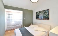 Posteľ alebo postele v izbe v ubytovaní Four-Bedroom Apartment Kastel Luksic With Sea View 06
