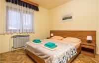 Posteľ alebo postele v izbe v ubytovaní Amazing Apartment In Barbat Na Rabu