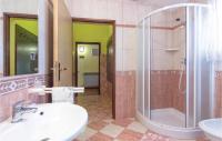 Koupelna v ubytování Beautiful Apartment In Pula With Sauna