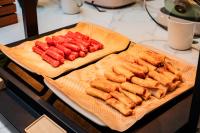 Un montón de perritos calientes en una tabla de cortar en Echarm Hotel Xi'an Chanba International Exhibition Center, en Xi'an