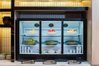 Un refrigerador con tazones de comida dentro en Echarm Hotel Xi'an Chanba International Exhibition Center, en Xi'an