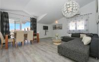 Posedenie v ubytovaní 2 Bedroom Beautiful Apartment In Okrug Gornji