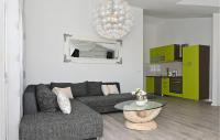 Kuchyňa alebo kuchynka v ubytovaní 2 Bedroom Beautiful Apartment In Okrug Gornji