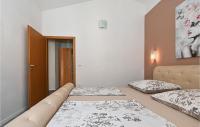 Posteľ alebo postele v izbe v ubytovaní 2 Bedroom Beautiful Apartment In Okrug Gornji