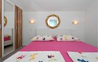 Posteľ alebo postele v izbe v ubytovaní Amazing Apartment In Okrug Gornji