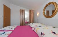 Posteľ alebo postele v izbe v ubytovaní Amazing Apartment In Okrug Gornji