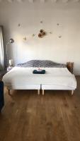Łóżko lub łóżka w pokoju w obiekcie Appartement lumineux au coeur de Dieppe