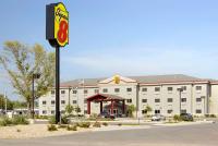 un hotel con una gasolinera delante en Super 8 by Wyndham Topeka at Forbes Landing, en Topeka