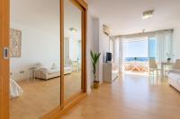 Postel nebo postele na pokoji v ubytování Roca Chica - Parking - Frente Playa - Terraza - Wifi - Bajondillo y Carihuela