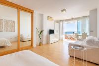 Postel nebo postele na pokoji v ubytování Roca Chica - Parking - Frente Playa - Terraza - Wifi - Bajondillo y Carihuela