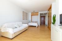 TV a/nebo společenská místnost v ubytování Roca Chica - Parking - Frente Playa - Terraza - Wifi - Bajondillo y Carihuela