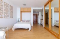 Postel nebo postele na pokoji v ubytování Roca Chica - Parking - Frente Playa - Terraza - Wifi - Bajondillo y Carihuela