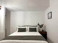 Łóżko lub łóżka w pokoju w obiekcie Apartamento Puerta del Camino 5 - PATIO y WIFI