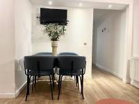 Telewizja i/lub zestaw kina domowego w obiekcie Apartamento Puerta del Camino 5 - PATIO y WIFI
