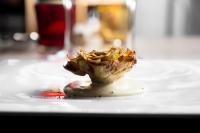 een stuk broccoli op een tafel bij Furrìa in Vizzini