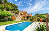Bazén v ubytování Cozy Home In Nerja With Wifi nebo v jeho okolí
