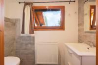 Kúpeľňa v ubytovaní Le Chalet Cosy piscine et spa