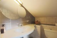 Kúpeľňa v ubytovaní Le Chalet Cosy piscine et spa