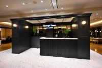 um átrio com um bar num restaurante em Tokyo Bay Ariake Washington Hotel em Tóquio