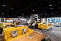Grand Millennium Al Wahda Hotel and Executive Apartments Abu Dhabiにあるシーティングエリア