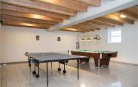 Stolní tenis v ubytování Amazing Home In Løkken With Wifi nebo okolí