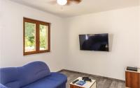 Televízia a/alebo spoločenská miestnosť v ubytovaní Six-Bedroom Holiday Home In Zagvozd