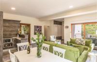 Posedenie v ubytovaní Six-Bedroom Holiday Home In Zagvozd