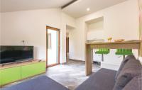 Televízia a/alebo spoločenská miestnosť v ubytovaní Six-Bedroom Holiday Home In Zagvozd