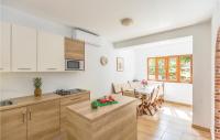 Kuchyňa alebo kuchynka v ubytovaní Six-Bedroom Holiday Home In Zagvozd