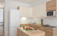 Kuchyňa alebo kuchynka v ubytovaní Six-Bedroom Holiday Home In Zagvozd