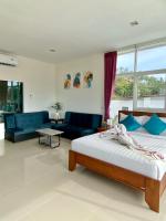 Un dormitorio con una cama y un sofá azul. en Lanta Just Come Hotel, en Ko Lanta