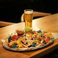 una pizza su un tavolo con un bicchiere di birra di La Porte Rouge a Murdochville