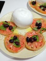 Costa Costa Rooms في Sant'Egidio del Monte Albino: طبق من الطعام يحتوي على الفاكهة والزيتون