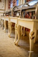 BafoussamCERGY PONTOISE Hôtel Bafoussam的商店里一排白色桌子