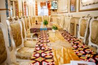 BafoussamCERGY PONTOISE Hôtel Bafoussam的有一张长桌子和椅子的餐厅