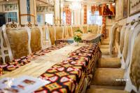 BafoussamCERGY PONTOISE Hôtel Bafoussam的有一张长桌子和椅子的餐厅