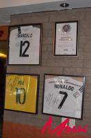 グアダラハラにあるHotel Posada Virreyesの壁に額入りの看板が掲げられた壁