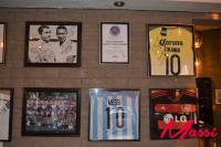 グアダラハラにあるHotel Posada Virreyesの有名な選手やユニフォームの写真が飾られた壁