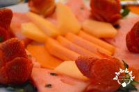 グアダラハラにあるHotel Posada Virreyesのイチゴとオレンジが入った果物と野菜のプレート