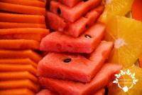 グアダラハラにあるHotel Posada Virreyesのスイカとオレンジのスライスの山