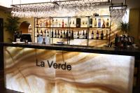 een bar met veel flessen wijn bij The Hideaway in Purley