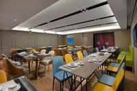 Restaurace v ubytování Anya Hotel -Next to Jiefang West Bar Street 2 minutes to the subway station free coffee free laundry free gym, huge windows