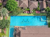 an overhead view of a swimming pool in a resort at Tommy Resort in Haad Rin