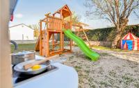 Herní místnost nebo prostor pro děti v ubytování Cozy Home In Tinj With Kitchen