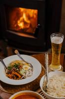 Kudrat - A Boutique Homestay- Tirthan Valleyで提供されているドリンク