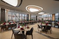 Restaurace v ubytování DeLaSea Ha Long Hotel - Modern Bayview Escape