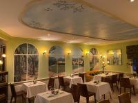 Restaurace v ubytování Logis Hôtel La Bastide De Grignan & Restaurant "La Chênaie"