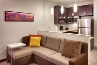 Residence Inn by Marriott Flagstaffにあるキッチンまたは簡易キッチン